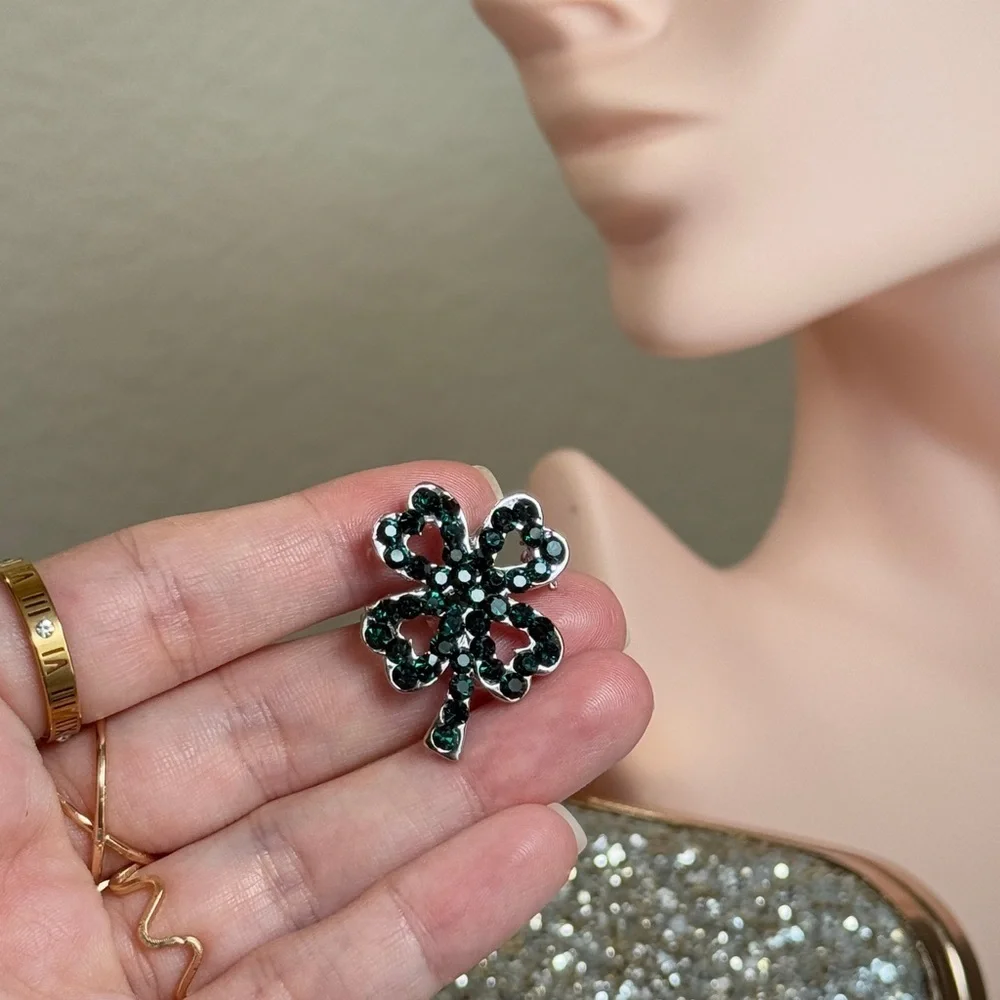 🍀 Elegant Green Clover Brooch - Picture 4 of 5